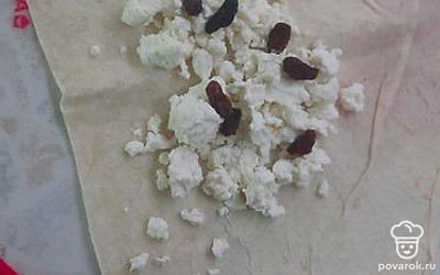 Сверху положить изюм. 