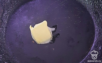 В сковороду положить сливочное масло.