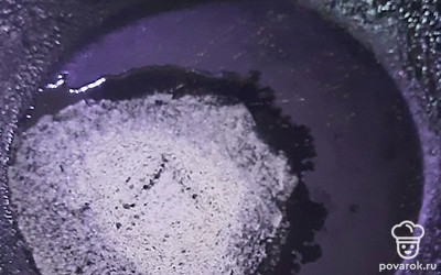 Растопить сливочное масло.