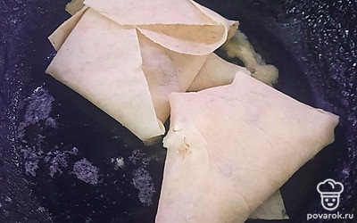 Выложить лаваш на сковороду, обжарить с одной стороны.