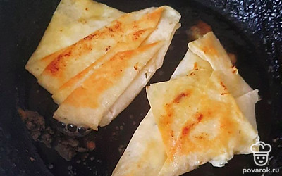 Обжарить с другой стороны.