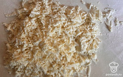 Переложить сыр в тесто и разложить равномерно.