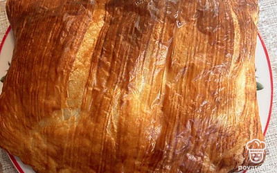 Достать готовое хачапури, дать остыть и разрезать на 6-7 частей.