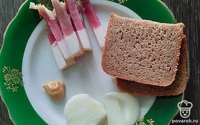 Холодным осенним и зимним вечером приятно полакомиться соленым салом с чесноком. Подавать его лучше с лучком и горчицей, ну и, конечно, с черным хлебушком. Приятного аппетита! 