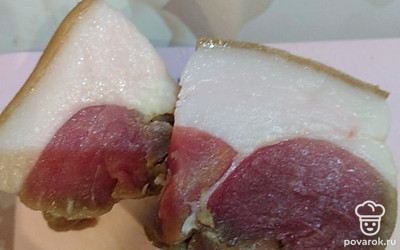 Сало, моем, сушим. Куски сала лучше брать с мяском.