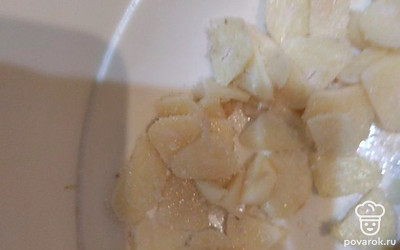 Чеснок нарезаем тонкими слайсами. 