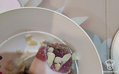 Набиваем щедро куски сала чесноком и солью, можно использовать адыгейскую соль. Оставляем на ночь при комнатной температуре. Затем убираем сало в холодильник на сутки. 