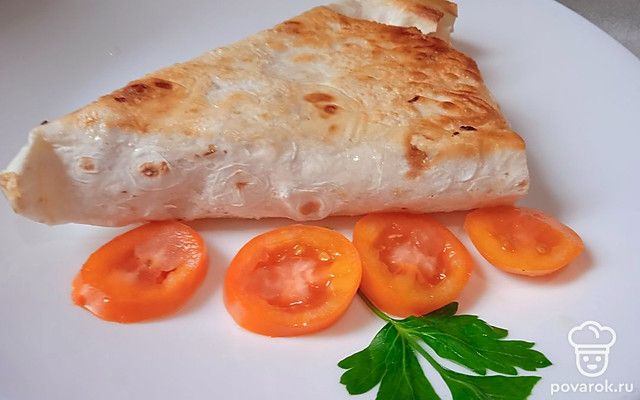 Хрустящие треугольники из лаваша с желтыми помидорами, сыром сулугуни и сушеным розмарином — Рецепт с фото