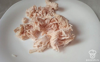 Куриное филе отварите в кипящей подсоленной воде пятнадцать минут. Нарежьте.