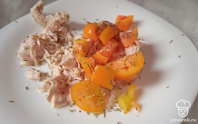 Добавьте нарезанный желтый помидор. Посыпьте сушеным розмарином.