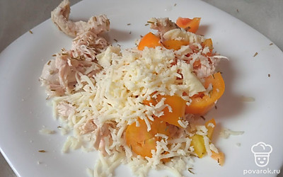 Выложите натертый сыр сулугуни.