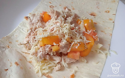 Разложите полученную смесь на полоску лаваша.
