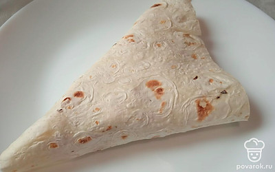 Сверните из лаваша треугольник.