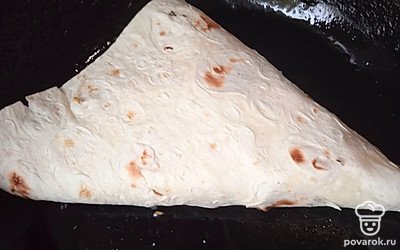 Положите треугольник на раскаленную сковороду, смазанную растительным маслом.