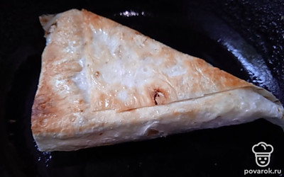 Обжарьте с двух сторон, до хрустящей золотистой корочки.