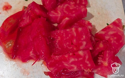 Нарежьте помидоры небольшими кусочками. 