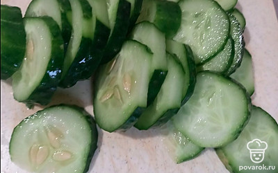 Огурец нарежьте кружочками. 