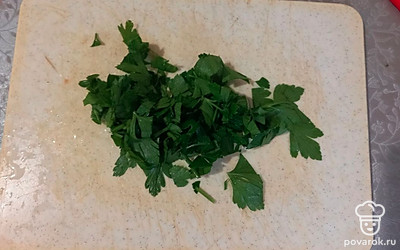 Мелко порубите петрушку.
