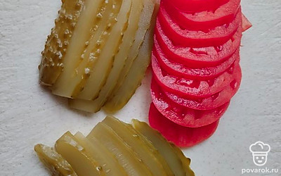 Маринованные или соленые огурчики и помидоры режем слайсами. 