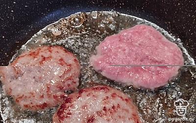 Из фарша формируем котлеты и обжариваем на 1 столовой ложке растительного масла. Я использовала готовые котлетки из свиного фарша. 