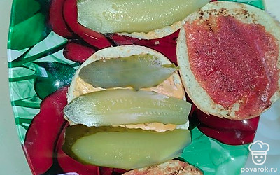 Булочки разрезаем на 2 части, обжариваем на сухой сковороде с двух сторон. Нижнюю булочку смазываем бургер-соусом, кладем огурчик. Верхнюю булочку смазываем кетчупом, для пикантности можно добавить соус барбекю. 