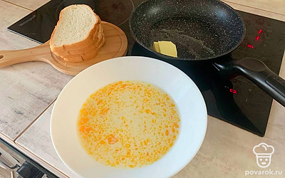 На сковороде разогреть масло.