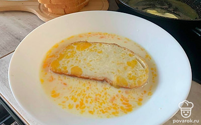 Гренки обвалять в яично-молочной смеси и выложить на сковороду.