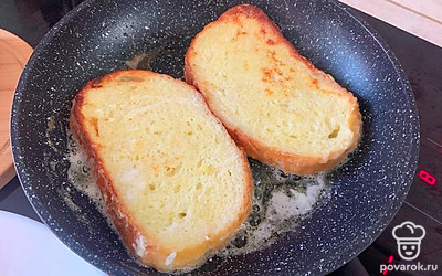 Обжарить по 2 минуты с каждой стороны. 