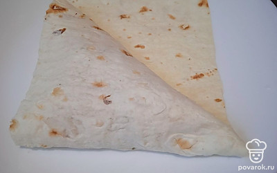 Сверните лаваш треугольником. 