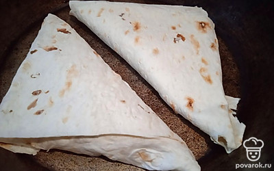 Выложите треугольники на раскаленную сухую сковороду. 