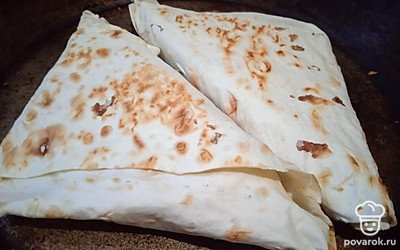 Обжарьте с двух сторон до золотистого цвета. 