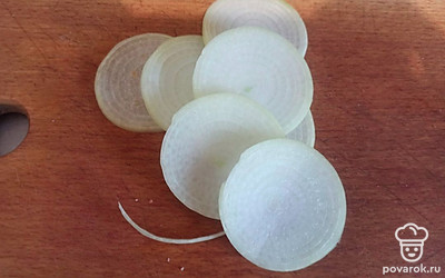 Лук нарежьте тонкими кольцами.