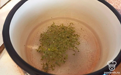 Добавьте в воду сушеную петрушку, уксус, соль и сахар, доведите до кипения.