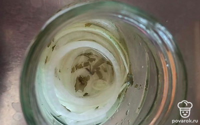 Выложите лук в банку, залейте рассолом и дайте настояться 30 минут. Блюдо готово.