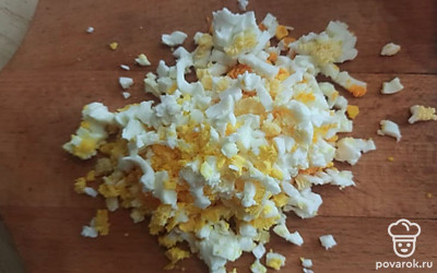 Отварить вкрутую и измельчить яйца.