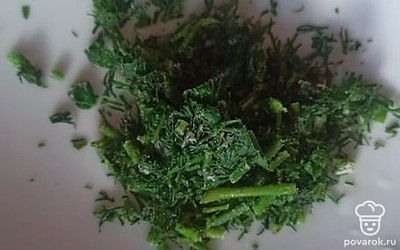 Мелко нарезать зелень.