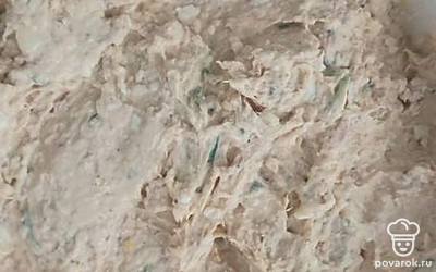 Смешать яйца, зелень, чеснок, творожный сыр и тунец.