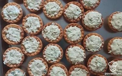 Начинить тарталетки полученной смесью.