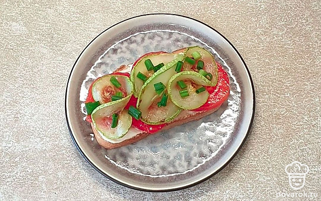 Брускетта с обжаренным кабачком и томатами — Рецепт с фото