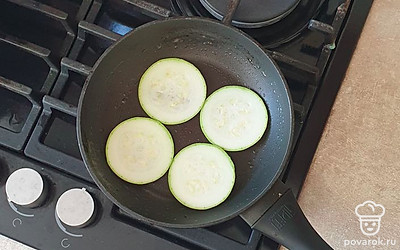 Кабачок нарежьте на тонкие кружочки и обжарьте на среднем огне до мягкости и образования золотистой корочки. В процессе приготовления посолите и накройте крышкой. Так кабачки приготовятся быстрее.