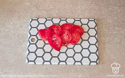 Помидор промойте и тонко нарежьте кружочками.