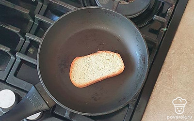 Хлеб обжарьте на сухой сковороде, чтобы он стал хрустящим и приобрел золотистый цвет.