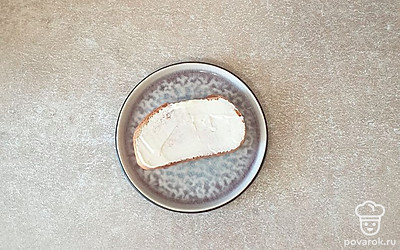 Готовый хлеб смажьте тонким слоем майонеза.