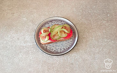 На помидоре красиво разложите обжаренный кабачок.