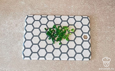 Зеленый лук промойте в холодной воде и мелко нарежьте. Посыпьте сверху брускетту.