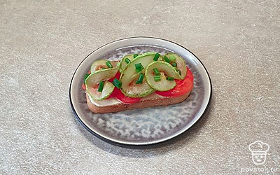 Брускетты подавайте в порционных тарелках. Приятного аппетита!