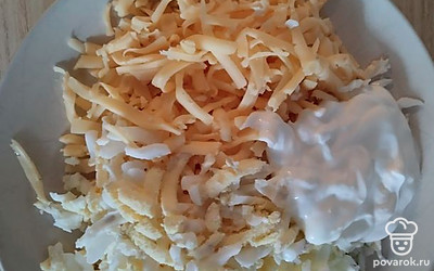Яйца отварные натереть с сыром на крупной терке. Добавить сметану, перемешать.