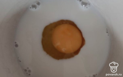 Взбить вилкой яйцо, соль, молоко.