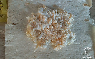 На лист лаваша выложить начинку. Свернуть конвертик, обмакнуть в молочную смесь. Обжарить на разогретом масле с двух сторон.