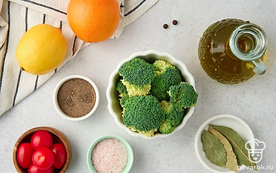 Помойте брокколи, апельсин, лимон и томаты черри, промокните их бумажными полотенцами. Разделите брокколи на небольшие соцветия. Подготовьте кастрюлю, миски, сито и салатник.